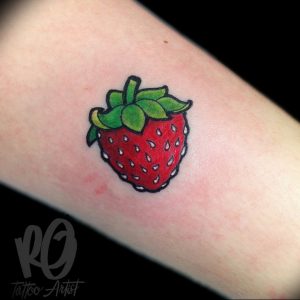 фото тату клубника 10.04.2019 №116 - strawberry tattoo - tattoo-photo.ru