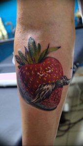 фото тату клубника 10.04.2019 №144 - strawberry tattoo - tattoo-photo.ru