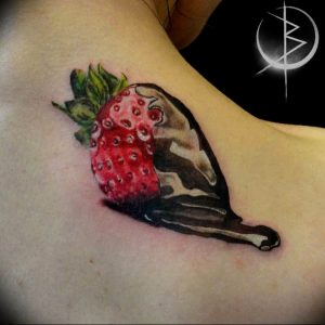 фото тату клубника 10.04.2019 №155 - strawberry tattoo - tattoo-photo.ru