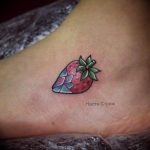 фото тату клубника 10.04.2019 №172 - strawberry tattoo - tattoo-photo.ru