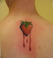фото тату клубника 10.04.2019 №188 — strawberry tattoo — tattoo-photo.ru