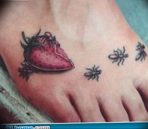 фото тату клубника 10.04.2019 №206 - strawberry tattoo - tattoo-photo.ru