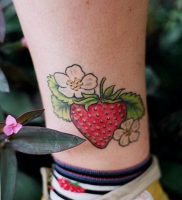 фото тату клубника 10.04.2019 №207 — strawberry tattoo — tattoo-photo.ru