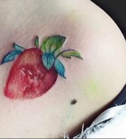фото тату клубника 10.04.2019 №208 — strawberry tattoo — tattoo-photo.ru