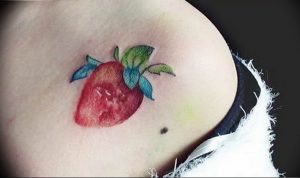 фото тату клубника 10.04.2019 №208 - strawberry tattoo - tattoo-photo.ru