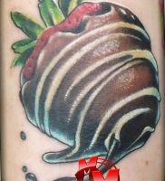 фото тату клубника 10.04.2019 №214 — strawberry tattoo — tattoo-photo.ru