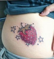 фото тату клубника 10.04.2019 №215 — strawberry tattoo — tattoo-photo.ru