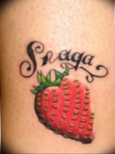 фото тату клубника 10.04.2019 №236 - strawberry tattoo - tattoo-photo.ru