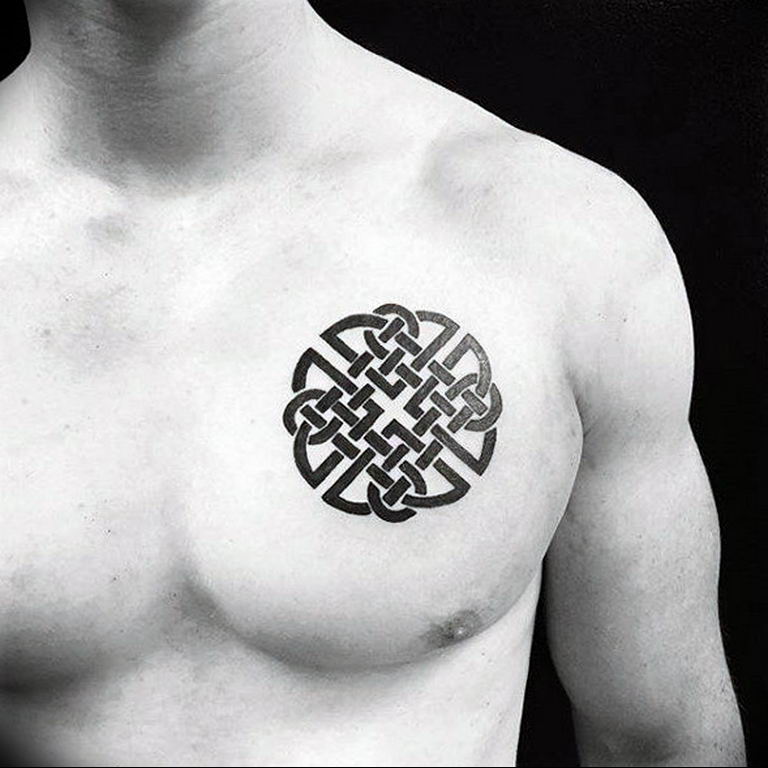 Славянские символы на груди