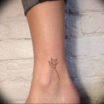 фото тату тюльпан на ноге 06.04.2019 №015 - tattoo tulip on foot - tattoo-photo.ru