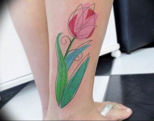 фото тату тюльпан на ноге 06.04.2019 №022 - tattoo tulip on foot - tattoo-photo.ru