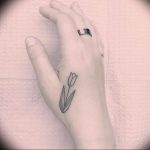 фото тату тюльпан на руке 06.04.2019 №014 - tattoo tulip on hand - tattoo-photo.ru