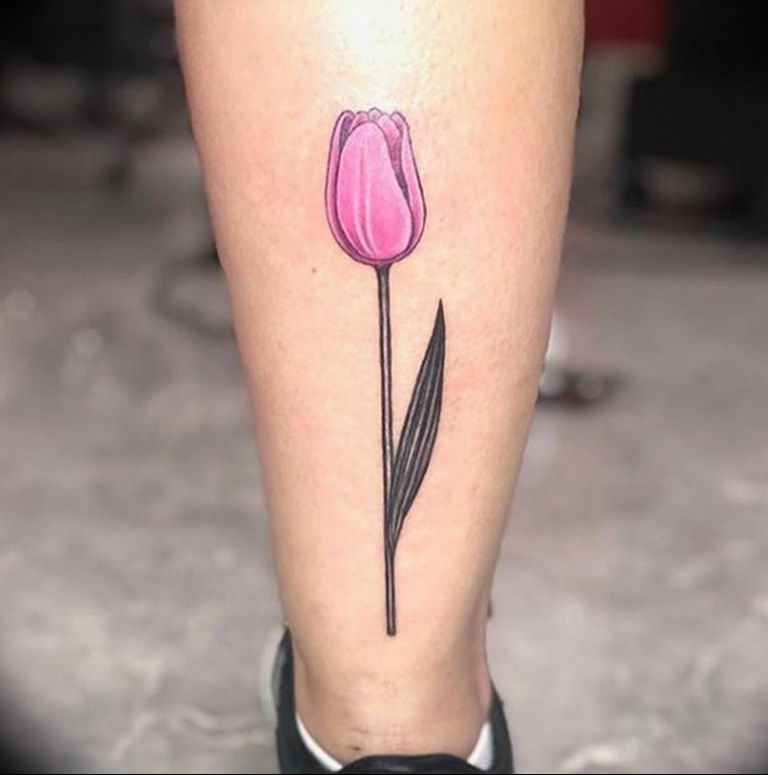 фото тату цветок тюльпана 06.04.2019 № 009 - tulip tattoo - tattoo-photo.ru...