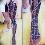 фото биомеханика тату на ноге 06.04.2019 №092 - biomechanics of a tattoo - tattoo-photo.ru