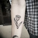 фото вариант тату цветок тюльпана 06.04.2019 №001 - tulip tattoo - tattoo-photo.ru