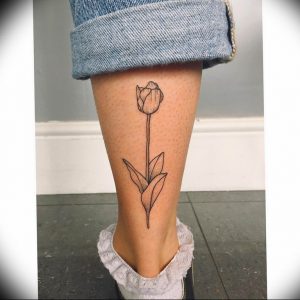 фото вариант тату цветок тюльпана 06.04.2019 №005 - tulip tattoo - tattoo-photo.ru