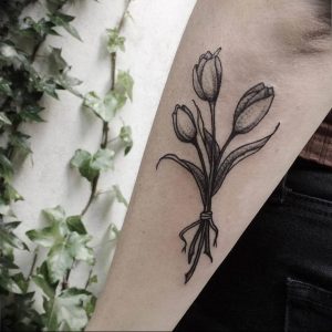 фото вариант тату цветок тюльпана 06.04.2019 №015 - tulip tattoo - tattoo-photo.ru