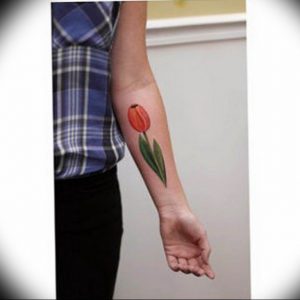 фото вариант тату цветок тюльпана 06.04.2019 №020 - tulip tattoo - tattoo-photo.ru