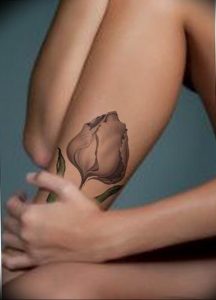 фото вариант тату цветок тюльпана 06.04.2019 №029 - tulip tattoo - tattoo-photo.ru