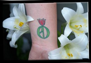 фото вариант тату цветок тюльпана 06.04.2019 №035 - tulip tattoo - tattoo-photo.ru
