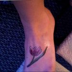 фото вариант тату цветок тюльпана 06.04.2019 №037 - tulip tattoo - tattoo-photo.ru