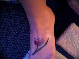 фото вариант тату цветок тюльпана 06.04.2019 №037 - tulip tattoo - tattoo-photo.ru