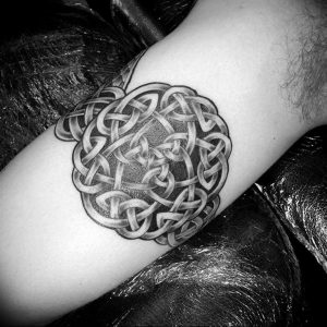 фото кельтский оберег тату 03.04.2019 №011 - celtic amulet tattoo - tattoo-photo.ru