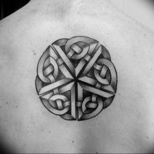 фото кельтский оберег тату 03.04.2019 №018 - celtic amulet tattoo - tattoo-photo.ru