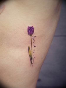 фото мини тату тюльпан 06.04.2019 №003 - mini tattoo tulip - tattoo-photo.ru