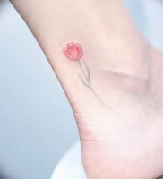 фото мини тату тюльпан 06.04.2019 №005 — mini tattoo tulip — tattoo-photo.ru