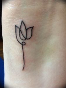 фото мини тату тюльпан 06.04.2019 №006 - mini tattoo tulip - tattoo-photo.ru
