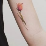 фото мини тату тюльпан 06.04.2019 №009 - mini tattoo tulip - tattoo-photo.ru