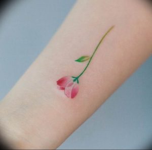 фото мини тату тюльпан 06.04.2019 №013 - mini tattoo tulip - tattoo-photo.ru