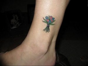 фото мини тату тюльпан 06.04.2019 №014 - mini tattoo tulip - tattoo-photo.ru