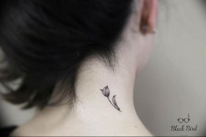 фото мини тату тюльпан 06.04.2019 №017 - mini tattoo tulip - tattoo-photo.ru