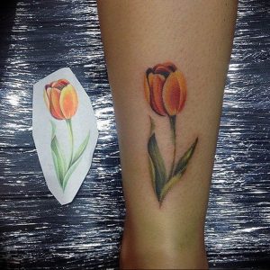 фото мини тату тюльпан 06.04.2019 №025 - mini tattoo tulip - tattoo-photo.ru