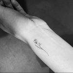 фото мини тату тюльпан 06.04.2019 №030 - mini tattoo tulip - tattoo-photo.ru