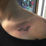 фото мини тату тюльпан 06.04.2019 №031 - mini tattoo tulip - tattoo-photo.ru