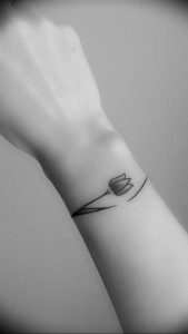 фото мини тату тюльпан 06.04.2019 №032 - mini tattoo tulip - tattoo-photo.ru