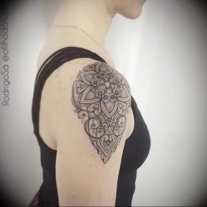 фото оберегающие тату на плече 03.04.2019 №032 - shoulder tattoos - tattoo-photo.ru