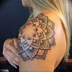 фото оберегающие тату на плече 03.04.2019 №033 - shoulder tattoos - tattoo-photo.ru