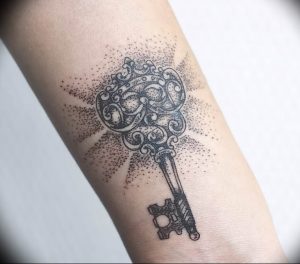фото тату Ключ 03.05.2019 №048 - tattoo key - tattoo-photo.ru
