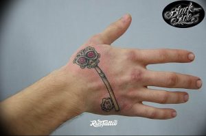 фото тату Ключ 03.05.2019 №143 - tattoo key - tattoo-photo.ru