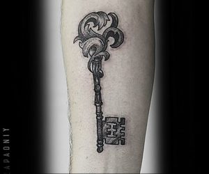 фото тату Ключ 03.05.2019 №158 - tattoo key - tattoo-photo.ru