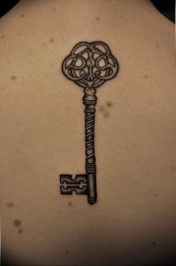 фото тату Ключ 03.05.2019 №319 - tattoo key - tattoo-photo.ru