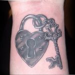 фото тату Ключ 03.05.2019 №325 - tattoo key - tattoo-photo.ru