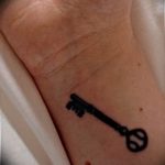 фото тату Ключ 03.05.2019 №331 - tattoo key - tattoo-photo.ru