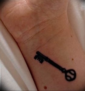 фото тату Ключ 03.05.2019 №331 - tattoo key - tattoo-photo.ru