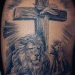 фото тату Распятие 01.05.2019 №084 - crucifix tattoo - tattoo-photo.ru