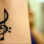 фото тату басовый ключ 01.05.2019 №015 - tattoo bass clef - tattoo-photo.ru